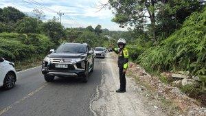 Personel-Satlantas-Polres-Kampar-mengurai-kemacetan-di-Desa-Tanjung-Alai.jpg