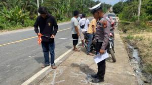 Personel-Satlantas-Polres-Pelalawan-melakukan-olah-TKP-Lakalantas-di-Jalintim.jpg