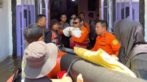 Personel_Basarnas_Pekanbaru_saat_melakukan_operasi_penyelamatan_korban_banjir.jpg