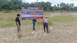 Personil-Polsek-jajaran-Polres-Kuansing-memasang-spanduk-larangan-PETI-di-lokasi-rawan.jpg