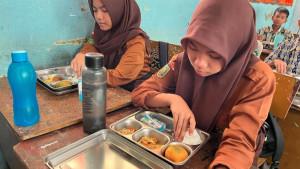 Peserta-didik-di-SMPN-16-Pekanbaru-menikmati-program-MBG.jpg