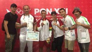 Petinju_Riau_Ingatan_Ilahi_bersama_jajaran_pelatih_dan_official_lainnya.jpg