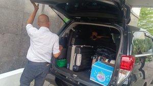 Petugas-KPK-membawa-barang-bukti-4-koper-usai-geledah-Kantor-Dinas-PUPR-Riau.jpg