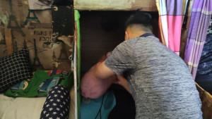 Petugas-Lapas-kelas-IIA-Pekanbaru-saat-memeriksa-kamar-hunian.jpg