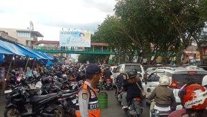 Petugas-UPT-Perparkiran-Dishub-Kota-Pekanbaru-atur-parkir-di-Jalan-Sudirman.jpg