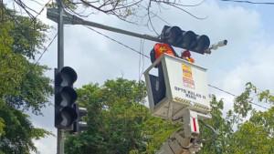 Petugas-dari-Dishub-Pekanbaru-membantu-proses-pemasangan-CCTV.jpg