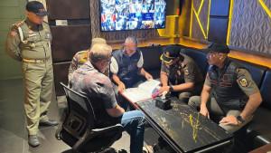 Petugas-dari-Satpol-PP-Kota-Pekanbaru-memeriksa-kelengkapan-izin-di-D-Poin-Lounge.jpg