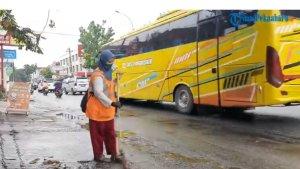 Petugas-kebersihan-tengah-menyapu-jalan-di-Pekanbaru.jpg