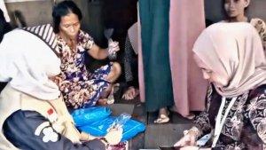 Petugas-kesehatan-periksa-darah-tes-kesehatan.jpg