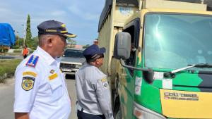 Petugas-menjaring-pengemudi-angkutan-barang-kelebihan-muatan.jpg