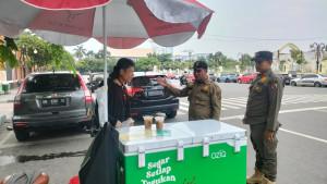 Petugas_mengingatkan_pedagang_yang_berjualan_di_Jalan_SSK_Kota_Pekanbaru.jpg