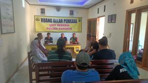 Pihak-berwajib-dari-TNIPolri-mencoba-mediasi-kedua-belah-pihak.jpg