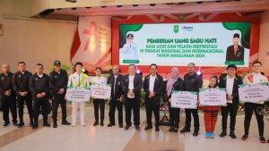 Pj-Gubri-SF-Hariyanto-beri-bonus-atlet-dan-pelatih-berprestasi.jpg