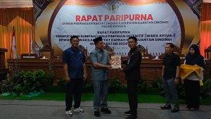 Pj-Sekda-dr-Fahdiansyah-menyerahkan-Nota-Pengantar-Rancangan-APBD-Kuansing.jpg