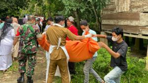 Polsek-Kuantan-Hilir-TNI-dan-petugas-medis-evakuasi-mayat-lansia.jpg