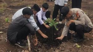 Polsek-Teluk-Meranti-Tanam-Bibit-Pohon-di-Madrasah-Darusallam-Ajak-Siswa-Peduli-Lingkungan.jpg