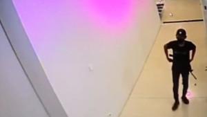 Praka_SI_menerobos_ruang_kantor_bank_BRI_Cabang_Gowa.jpg