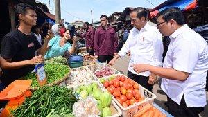 Presiden_Jokowi_saat_mendatangi_Pasar_Senggol_Kota_Dumai.jpg