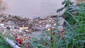Proses-evakuasi-mayat-tanpa-kepala-di-Kali-Ciliwung.jpg