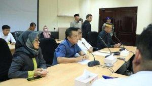 RDP-DPRD-Inhil-dengan-mahasiswa-dan-Pemkab-Inhil.jpgAnggota-DPRD-Inhil-mempertanyakan-kelangkaan-BBM.jpgmahasiswa-Inhil-gelar-demo-di-DPRD-Inhil.jpgMahasiswa-gelar-Demo-di-DPRD-Inhil.jpgSatu-Anggota-DPRD-Inhil-mempertanyakan-tentang-kelangkaan-BBM-Subsidi.jpg