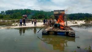 Rakit-PETI-di-Desa-Titian-Modang-Kuantan-Tengah-dibakar-polisi.jpg