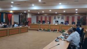 Rapat-di-ruang-medium-DPRD-Riau-berujung-ricuh.jpg