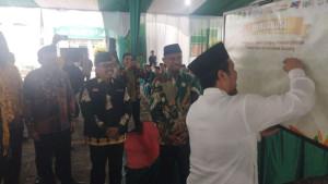 Rektor-Umri-Dr-Saidul-Amin-MA-menandatangani-deklarasi-kampus-ramah-difabel.jpg