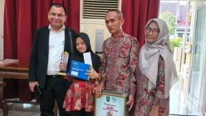 Rektor-Unilak-Prof-Junaidi-bersama-Siswi-SLB-Khairani-dan-kedua-orangtuanya.jpg