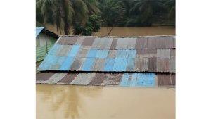 Rumah-yang-terendam-banjir-di-Desa-Suka-Ramai-Kec-Tapung-Hulu.jpg