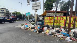 Sampah_menumpuk_di_persimpangan__Jalan_Garuda-Jalan_HR_Soebrantas.jpg
