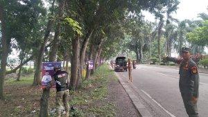 Satpol-PP-Dumai-menertibkan-baliho-yang-menempel-di-pohon.jpg