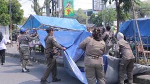 Satpol-PP-Kota-Pekanbaru-menertibkan-lapak-PKL-di-Jalan-HR-Soebrantas.jpg
