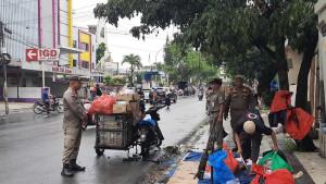 Satpol-PP-tertibkan-pedagang-pasar-tumpah-jalan-ahmad-yani-pekanbaru.jpg