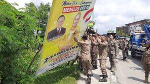 Satpol_PP_dan_Bawaslu_Pekanbaru_Tertibkan_Baliho_Caleg_Melanggar.jpg