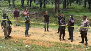 Satreskrim-Polres-Kuansing-melakukan-olah-TKP-di-perkebunan-sawit.jpg
