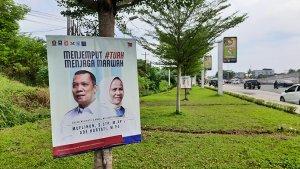 Satu-APS-kandidat-Paslon-Pilwako-Pekanbaru-tahun-2024-terpasang-di-pohon.jpg