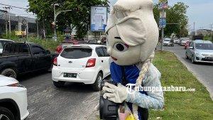 Satu-pengemis-mengenakan-kostum-Elsa-di-Persimpangan-Lampu-Lalu-Lintas.jpg
