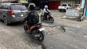 Satu-ruas-jalan-rusak-di-Jalan-Belimbing-Kota-Pekanbaru-Jumat-1992025.jpg