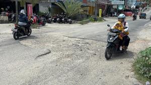 Satu_ruas_jalan_dalam_kondisi_rusak_di_Jalan_Srikandi__Kota_Pekanbaru.jpg