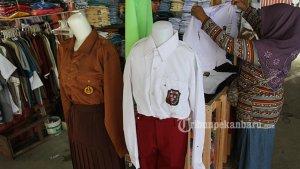 Sejumlah-baju-seragam-dipajang-di-sebuah-pasar-di-Pekanbaru.jpg