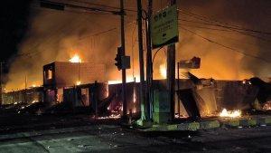 Sejumlah-bangunan-yang-terbakar-setelah-massa-pembawa-jenazah-mantan-Gubernur-Papua-Lukas-Enembe.jpg