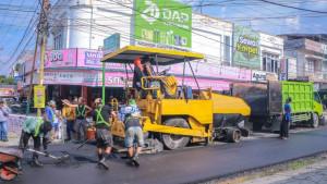 Sejumlah-pekerja-dibantu-alat-berat-menggesa-proses-overlay-Jalan-Taskurun.jpg