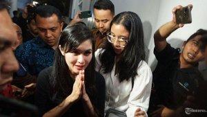 Selebritis-Sandra-Dewi-usai-diperiksa-di-Gedung-Kejaksaan-Agung.jpg