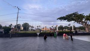Seorang-anak-bersepeda-di-kawasan-kota-pusaka-Istana-Siak.jpg