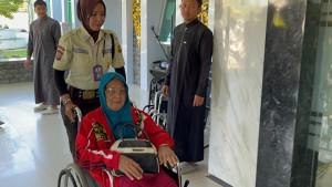 Seorang-petugas-menggiring-pasien-untuk-jalani-perawatan-ke-RSD-Madani-Pekanbaru.jpg