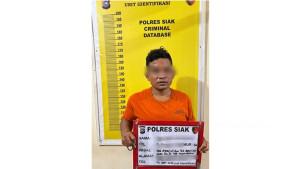 Seorang-pria-terduga-bandar-Narkoba-di-Minas-digelandang-ke-Mapolres-Siak.jpg