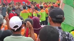 Seratusan-Buruh-dari-beberapa-organisasi-menggelar-unjuk-rasa-ke-kantor-Bupati-Pelalawan.jpg