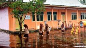 Siswa-SMK-An-Nur-Kuala-Selat-Inhil-banjir.jpg