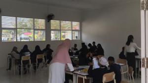 Siswa-sekolah-rakyat-di-Rumbai-sedang-belajar-di-ruang-kelas.jpg