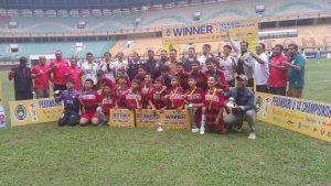 Skuad-KS-Tiga-Naga-Angkat-Tropi-Pekanbaru-U-14-Championships-2025.jpg
